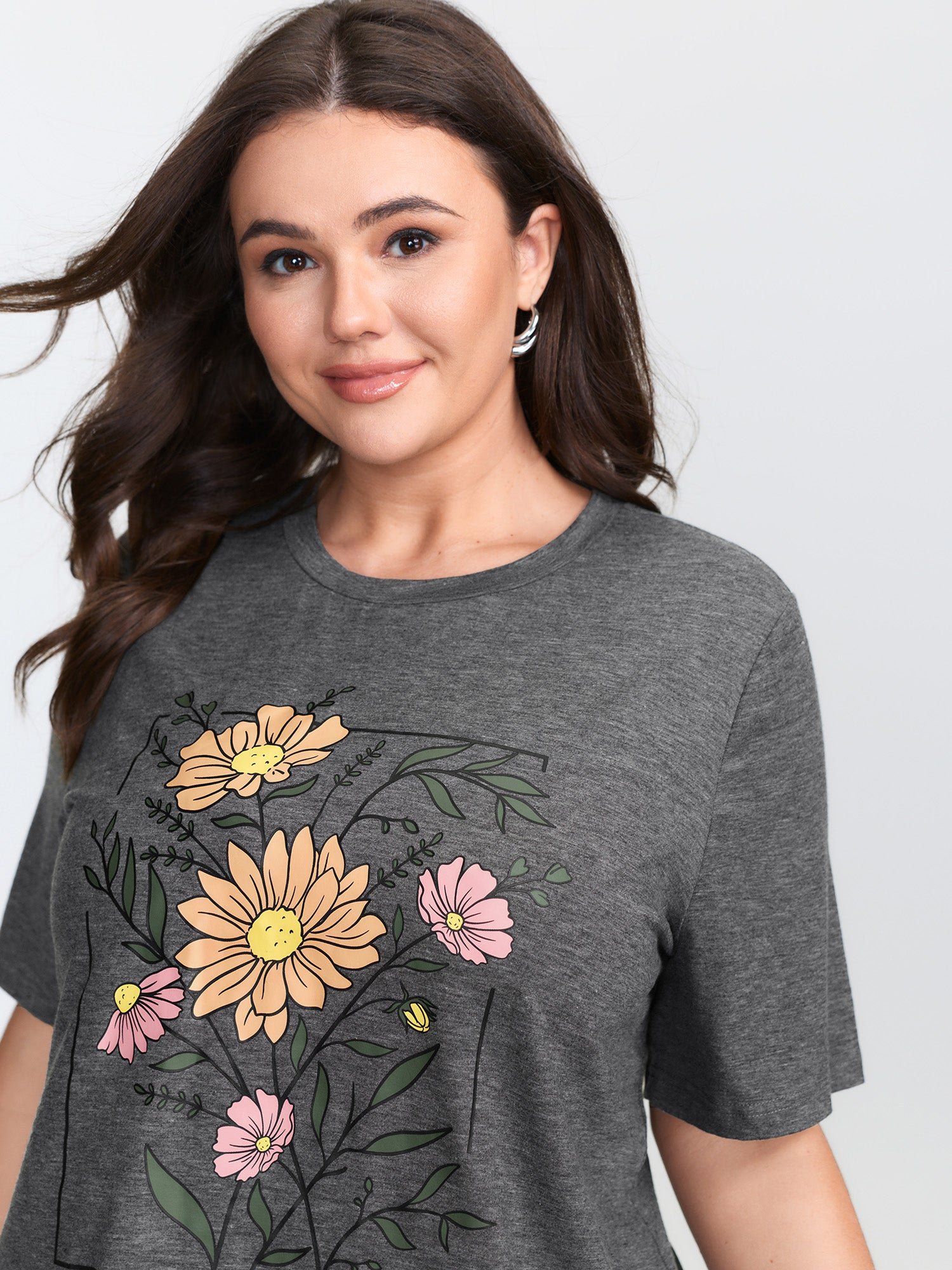 829997523_av-1.jpg Graphic Floral Print Round Neck T-Shirt - Image 1